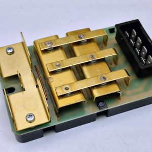 Jännitteensäädin 12V IC - liitin